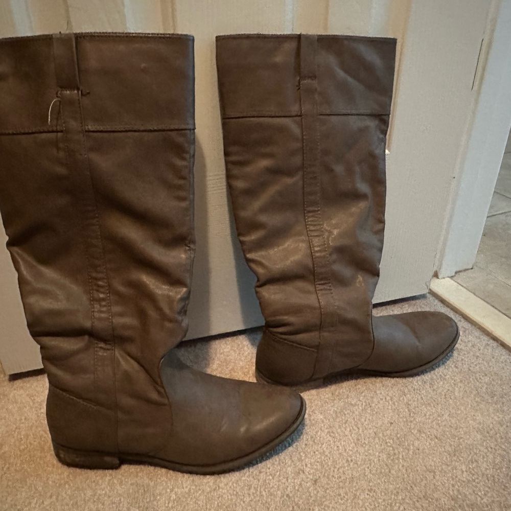 Women’s boots size 9